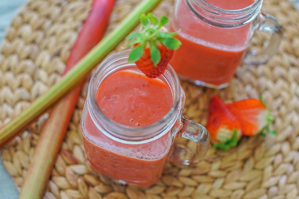 Erdbeer-Rhabarber-Smoothie mit Kokos › veggie paleo