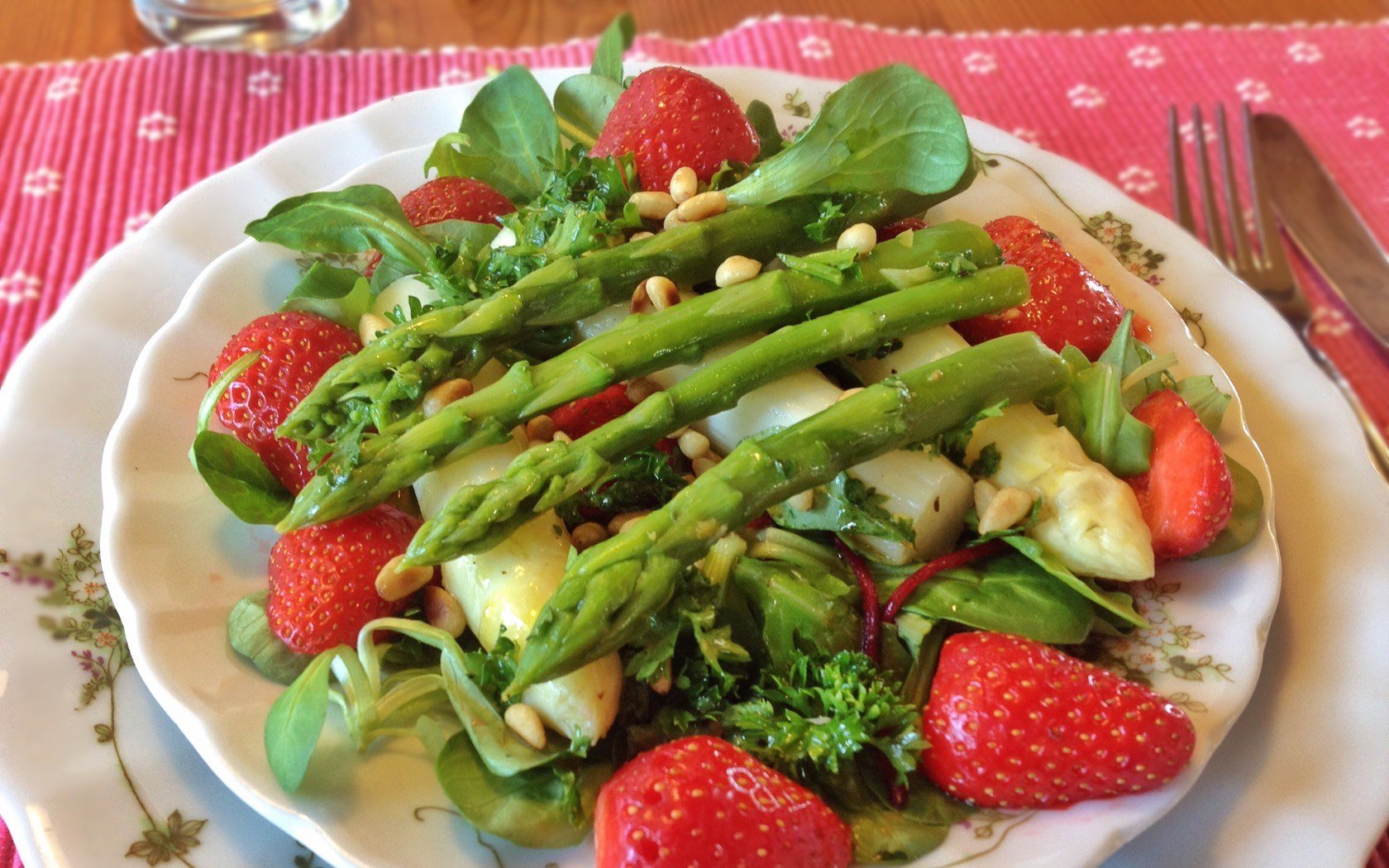 Spargel Erdbeer Salat mit Pinienkernen