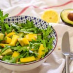 Rucola-Mango-Salat mit Avocado und Pinienkernen